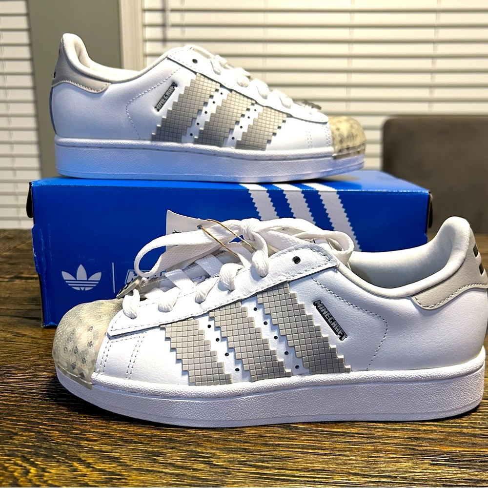 adidas Superstar
Minecraft Skeleton (GS) size 4 youth unisex